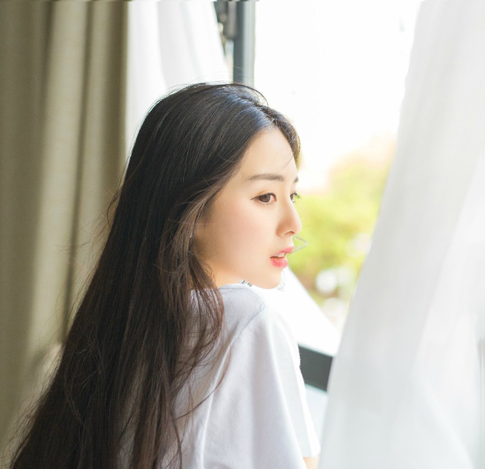 小乔没有回答，只是倔强的看向吕布。